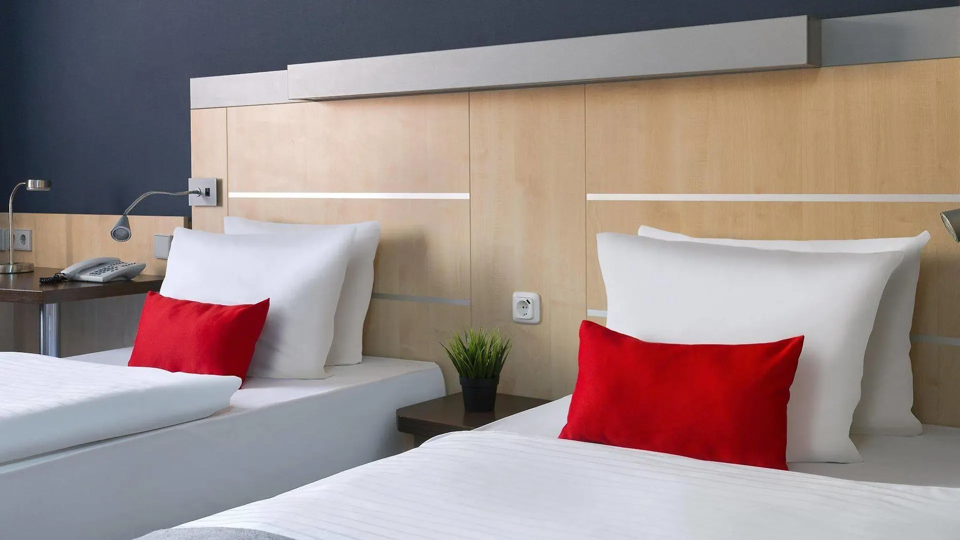 Holiday Inn Express Berlin City Centre By Ihg 3*,
